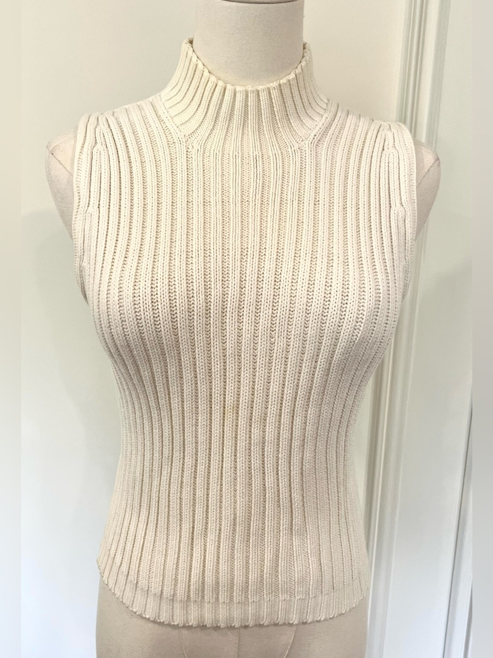 Cream Ribbed Mock Neck Sweater Vest Sleeveless‎ Quiet Luxury Clean Girl Sz M